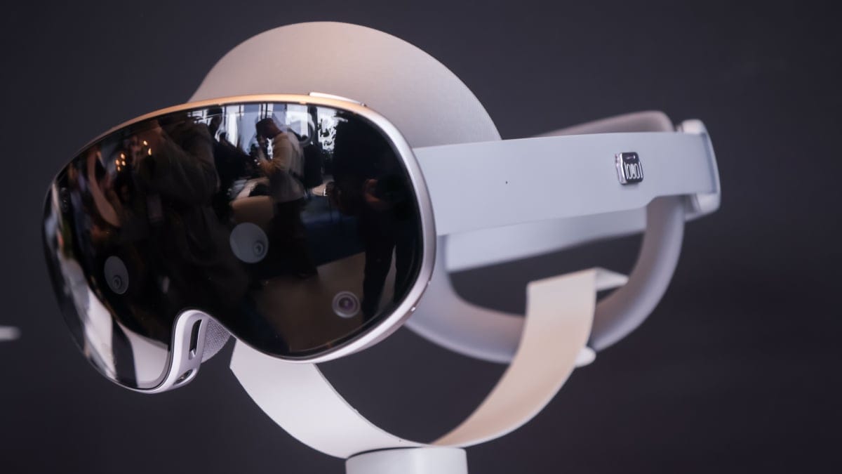 Samsung Galaxy XR versus Apple Vision Pro: Specs and Price Comparison