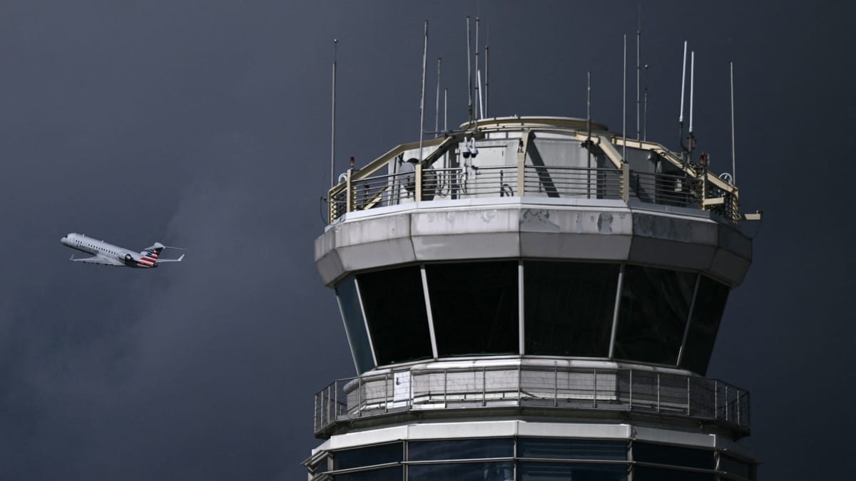 Air Traffic Controllers Warn of Tipping Point Amid Prolonged U.S. Government Shutdown