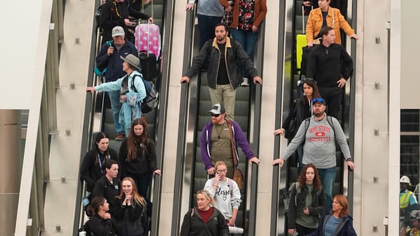 Airlines Cancel Hundreds of Flights at Major U.S. Airports Amid Ongoing Government Shutdown